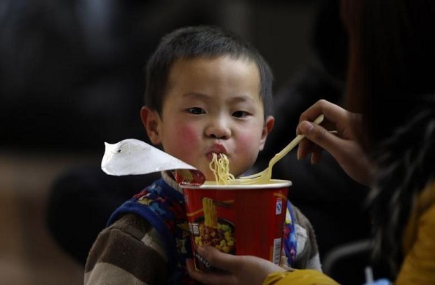 PARENTING: Saat Memberi Makan Anak, Gaya Orang Tua Bisa Berpengaruh