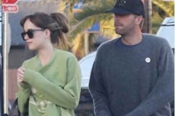 Dakota Johnson Bantah Hamil Anak Chris Martin