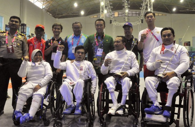 Menpora Berbaur Bersama Atlet dan Penonton Asian Para Games
