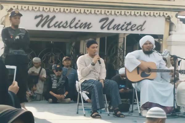 Rizal 'Armada' Buat Pengunjung Muslim United di Masjid Gede Kauman Histeris