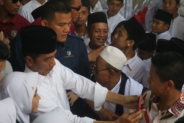 Aneh, 2 Santri di Semarang Tolak Sepeda dari Jokowi, Bahkan Berani Lambaikan Tangan!