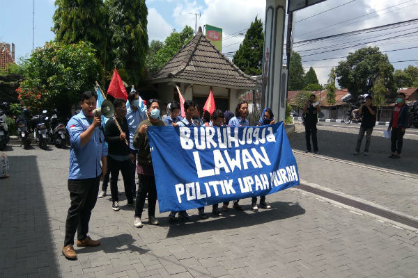 Upah di Jogja Tak Manusiawi, Buruh Demo Kantor Disnakertrans