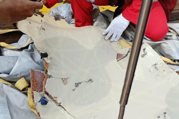 Serpihan Barang Milik Korban Pesawat Lion Air JT610 yang Ditemukan Tampak Terbakar