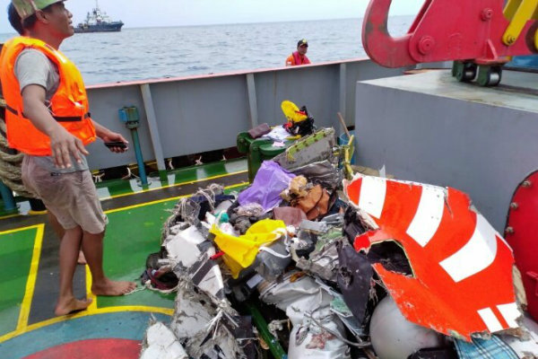 Petugas Temukan Seragam Pramugari Lion Air, Belum Ditemukan Tubuh yang Utuh