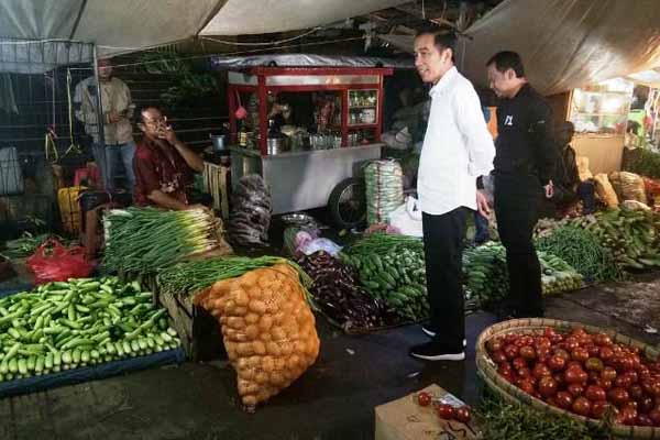 Blusukan ke Pasar Malam-Malam, Jokowi Buktikan Tempe Tetap Tebal