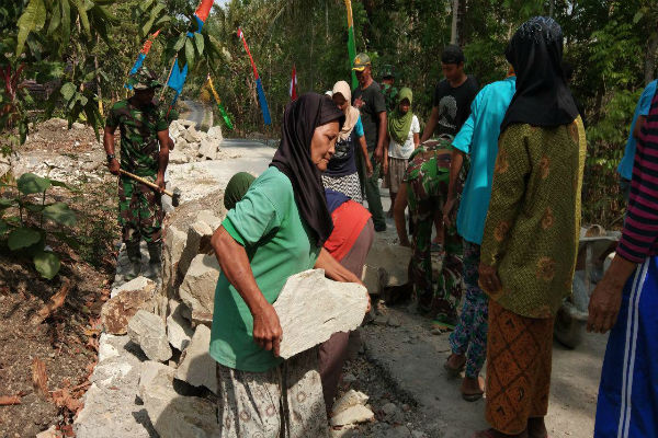 Perempuan Warga Dusun Temuwuh Ikut Bantu Program TMMD