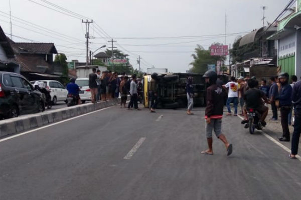 Mobil Boks Melintang di Jalan Magelang-Jogja, Lalu Lintas Sempat Macet