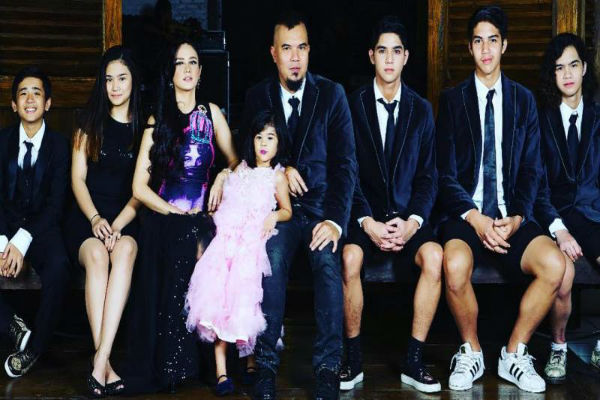 Ahmad Dhani Posting Foto Keluarga Bersama Mulan, Warganet : Keluarga Pura-Pura Sakinah