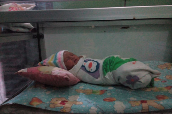 Bayi Sedang Tidur Ditemukan di Dalam Kardus di Depan Panti di Sleman