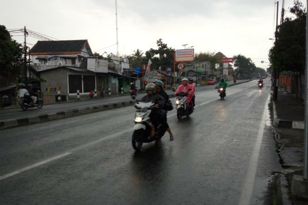 Hujan Perdana, Warga Gunungkidul Bersihkan Tampungan Air