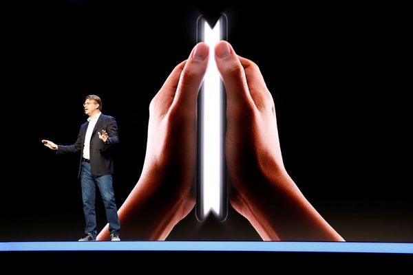 Simak Tampilan Perdana Smartphone Lipat Samsung di Publik