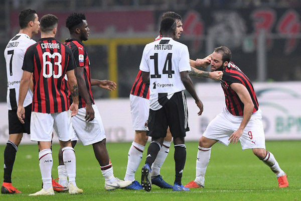 Serie A Pekan 12: Higuain Gagal Penalti & Dikartu Merah, Milan Kalah