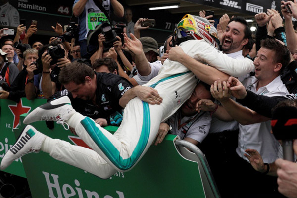 Hamilton Bawa Mercedes Juara Kategori Konstruktor F1
