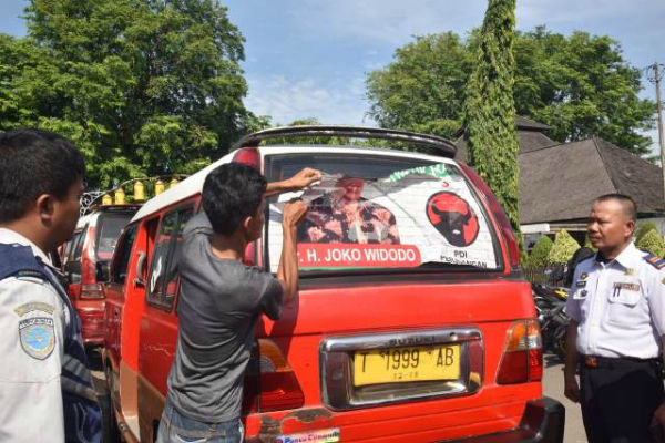 Gambar Jokowi Banyak Tertempel di Angkutan Umum, Puluhan Angkot di Purwakarta Diberhentikan Petugas