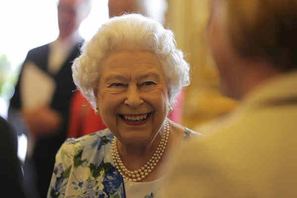 Wow, Ratu Elizabeth II Makan Pisang Gunakan Garpu & Pisau