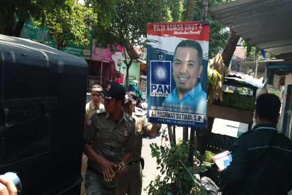 Petugas Copot Paksa Atribut Kampanye yang Melanggar di Jogja