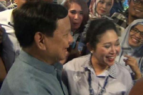 Heboh Prabowo-Titiek Soeharto Cipika Cipiki di Hadapan Ribuan Relawan