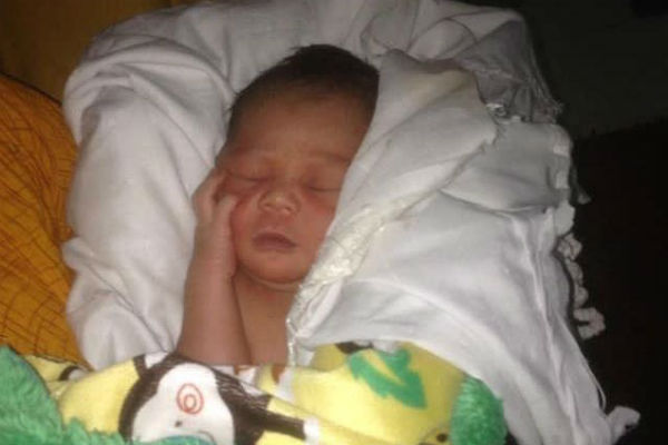 Bayi Imut Ini Ditemukan dalam Kardus di Pinggir Jalan Sleman