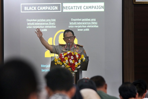 Jokowi Tunjukkan Foto Kapolri Tito ke Tim Kampanye, Begini Pembelaan Polri