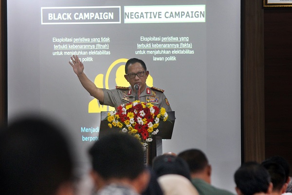 Jokowi Tunjukkan Foto Kapolri Tito ke Tim Kampanye, Begini Pembelaan Polri
