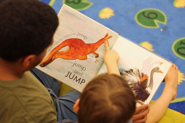 PARENTING: Ini Pentingnya Membacakan Buku Cerita pada Anak