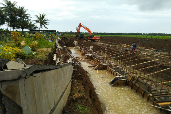 Hujan Hambat Proyek Normalisasi Sungai Serang di Panjatan