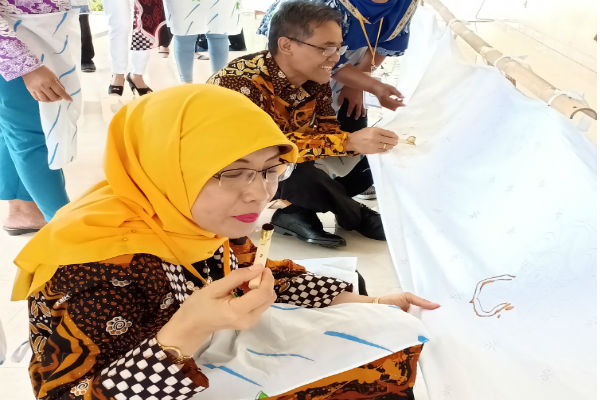 Batik Tak Sekadar Pakaian, Tapi Akar Budaya