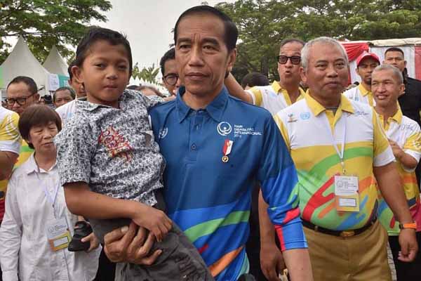 Warganet Ikut Merinding Melihat Foto Jokowi Gendong Adul, Difabel yang Merangkak ke Sekolah