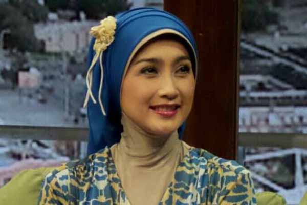 Kekasih Desi Ratnasari Ternyata Seorang Pilot, Seperti Ini Sosoknya