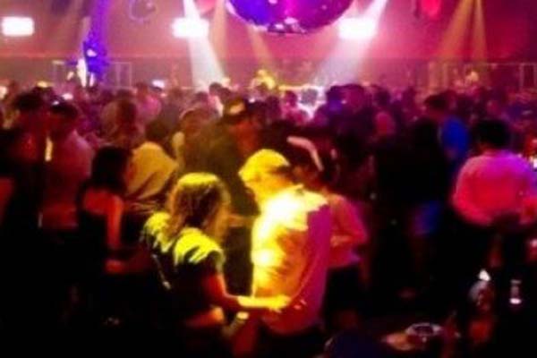 Digerebek Polisi, Sejumlah Pemandu Karaoke Ditemukan Bugil dan Kepergok Sedang Threesome dengan Tamu