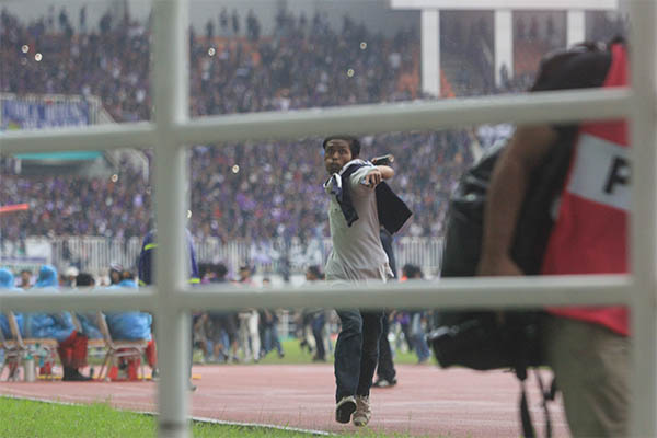 Persita Tangerang vs Kalteng Putra : Menit ke-58, Penonton Masuk, Pertandingan Dihentikan