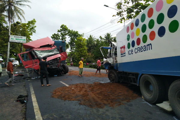 Dua Truk Adu Banteng di Kulonprogo, Kendaraan Rusak Parah