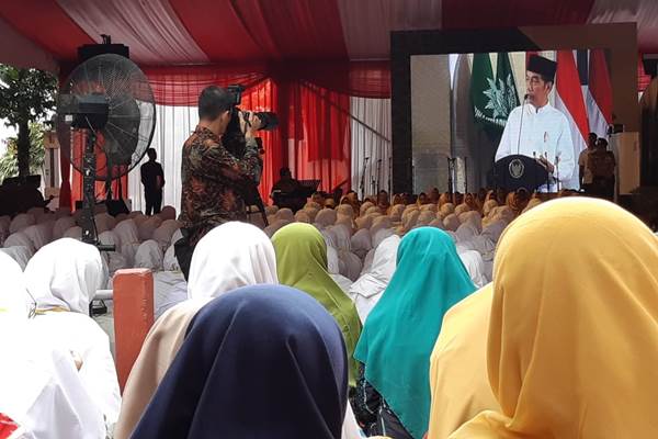 Pakai Baju Koko Putih, Jokowi Sumringah saat Menghadiri Milad 1 Abad Madrasah Mu'allimin-Mu'allimat Muhammadiyah 