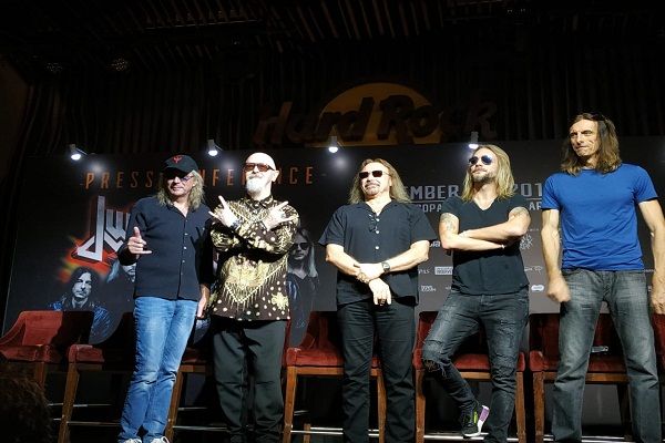 Pakai Batik, Vokalis Judas Priest Sebut Indonesia Luar Biasa