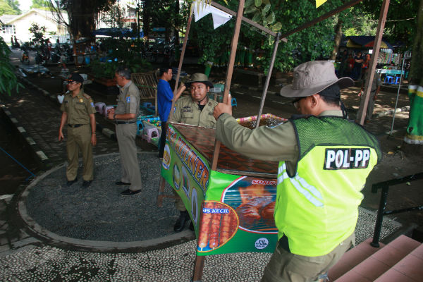Langgar Aturan Jam Buka, PKL Ngeyel di Taman Denggung Ditertibkan 