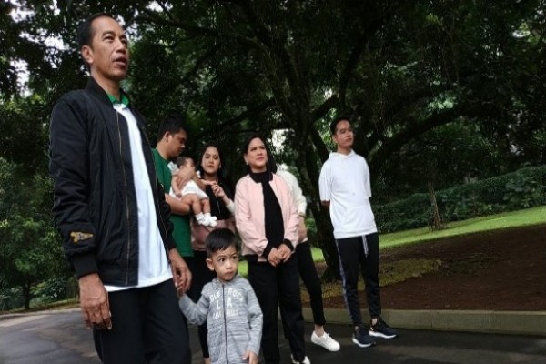 Menikmati Akhir Pekan, Jokowi dan Keluarga Jalan-jalan di Kebun Raya Bogor