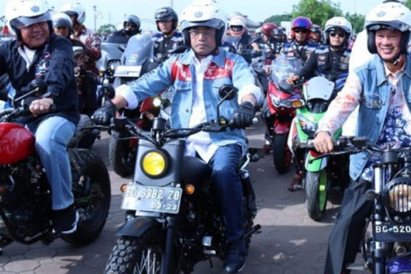 Ketika Menhub Tiru Gaya Jokowi Naik Motor Chopper untuk Kampanye Keselamatan Berkendara