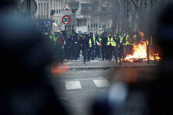 Protes Rompi Kuning di Prancis Bikin 135 Orang Cedera