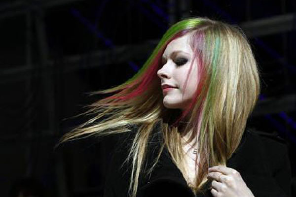  Avril Lavigne Kisahkan Penyakit yang Membuatnya Harus Terbaring Selama 2 Tahun