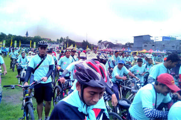Peringati Ulang Tahun Desa Condongcatur, Ribuan Warga Ikuti Fun Bike dan Senam 