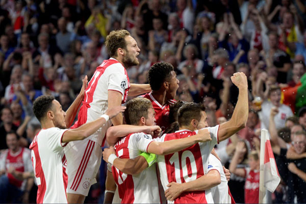 EREDIVISIE PEKAN 16: Ajax Menang Besar, Feyenoord Tumbang