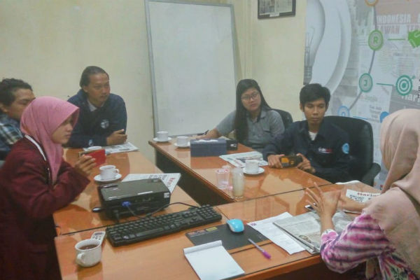 5 Mahasiswa Stiebbank Yogyakarta Belajar Bisnis Media Cetak di Harian Jogja