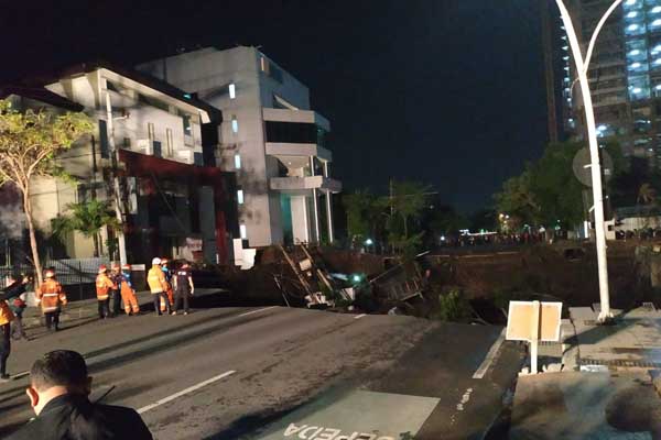 Jalan di Surabaya Tiba-Tiba Ambles, Akibat Pembangunan Basement?