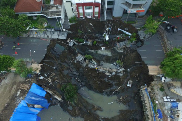 Jalan Raya Gubeng Ambles, Ahli Geologi Dikerahkan Selidiki Penyebabnya
