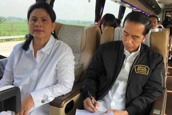 Mesranya Iriana Dampingi Jokowi Jajal Trans Jawa, Naik Bus Damri dan Berhenti di Rest Area