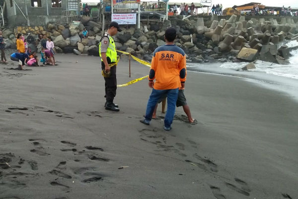 Demi Keamanan Wisatawan, Tim SAR Pasang Garis Polisi di Pantai Glagah