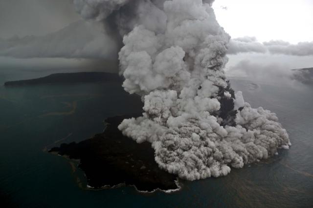 Asap Hitam Tebal Masih Keluar dari Gunung Anak Krakatau