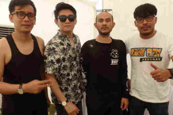 Ifan Seventeen Tak Kuasa Tahan Tangis saat Istri Dimakamkan