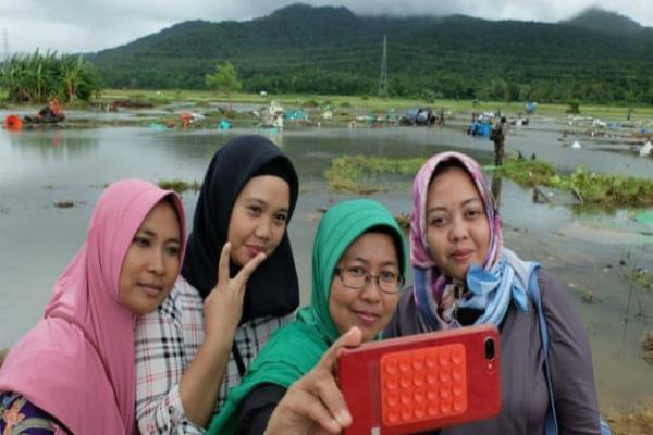 Kelakuan Warga Indonesia Berselfie Ria di Lokasi Bencana Tsunami, Psikolog : Tindakan Memalukan