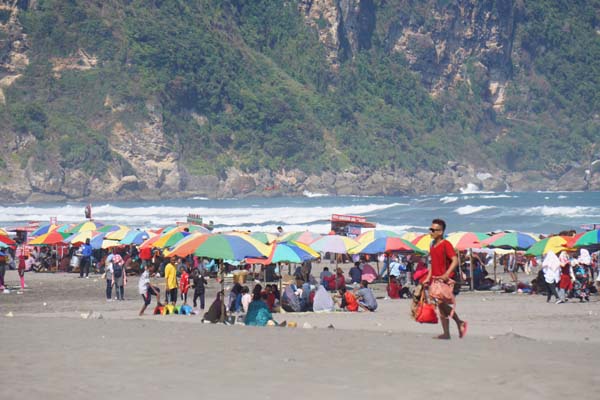 Bahaya Gelombang Tinggi dan Angin Kencang, BMKG Ingatkan Warga DIY Waspada Rayakan Tahun Baru di Pantai